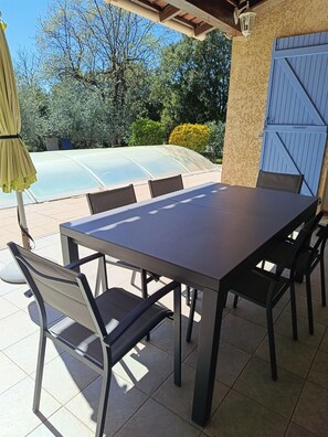 Outdoor dining - Vrbo Property (Lorgues)