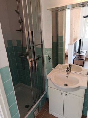 Bathroom - Vrbo Property (Lorgues)
