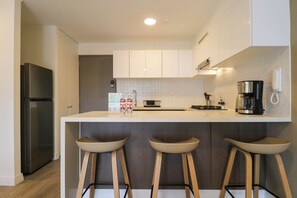 Refrigerador, microondas, parrilla de estufa y cafetera y tetera 