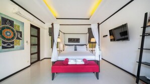 A bedroom with a four-poster bed, a flat-screen TV, and a large artwork on the wall. - Tropical Pool Villa with 3 Bedrooms in Rawai (Tambon Rawai)