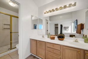 Shower, hair dryer, towels, toilet paper - Spacious & Peaceful Home in Oro Valley (Tucson)