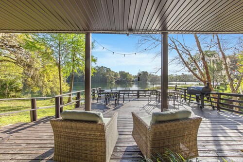 Riverfront 4-bedroom dog-friendly home on Blue Cove and the Rainbow River