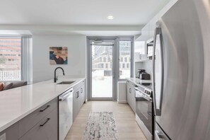 Fridge, microwave, oven, stovetop - Modern Apt Near Kendall Square & Restaurants (Cambridge, MA)
