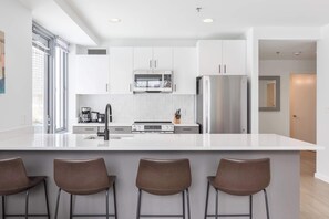 Refrigerador, microondas, horno y parrilla de estufa 