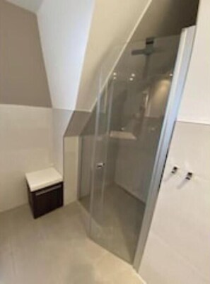 Shower, hair dryer, towels - Cozy retreat with fireplace, sunny balcony & stylish comfort (Zingst)