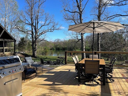 Sleeps 12 + 5 Acre + Lake + Event Hall + Hot Tub