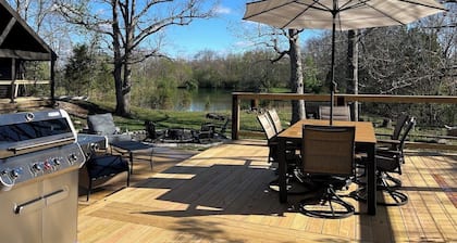 Sleeps 12 + 5 Acre + Lake + Event Hall + Hot Tub