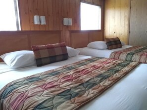 Basic Quadruple Room - The Orca Inn (Friday Harbor)