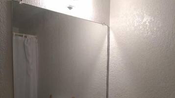 Basic Triple Room | Bathroom