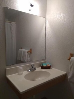 Basic Triple Room | Bathroom - The Orca Inn (Friday Harbor)