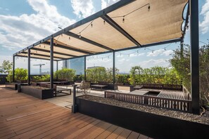 Outdoor dining - Luxe High-Rise AC Condo with Pool Gym and Spa in Condesa (Ciudad de México)