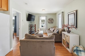 Smart TV - Cozy 2-bedroom house in perfect Westerly with AC. Big,  open back yard! (Westerly)