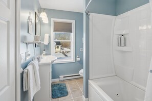 Hair dryer, towels, soap, toilet paper - Cozy 2-bedroom house in perfect Westerly with AC. Big,  open back yard! (Westerly)