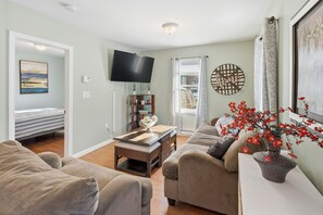 2 bedrooms, iron/ironing board, WiFi, bed sheets - Cozy 2-bedroom house in perfect Westerly with AC. Big,  open back yard! (Westerly)