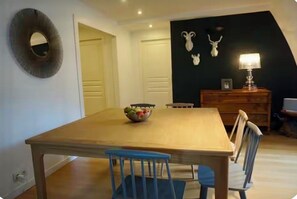 Dining - Family apartment -15 minutes from central Paris by metro (Neuilly-sur-Seine)