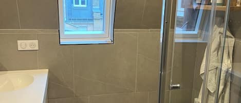 Douche, serviettes fournies, papier de toilette