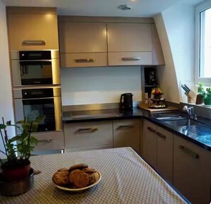 Private kitchen - Family apartment -15 minutes from central Paris by metro (Neuilly-sur-Seine)