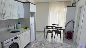 Classic-Apartment | Eigene Küche | Großer Kühlschrank, Herdplatte, Kochgeschirr/Geschirr/Besteck