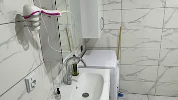 Family Twin Room, Balcony, City View | Bathroom