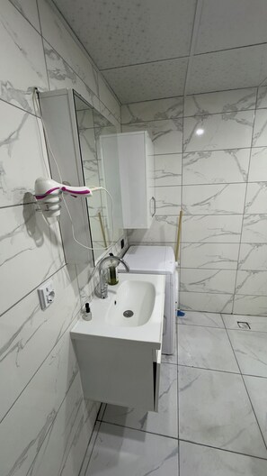 Chambre Familiale avec lits jumeaux, balcon, vue ville | Salle de bain