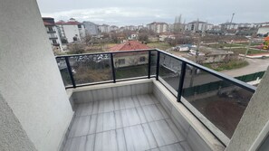 Chambre Familiale avec lits jumeaux, balcon, vue ville | Terrasse/Patio