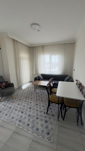 Chambre Familiale avec lits jumeaux, balcon, vue ville | Coin séjour