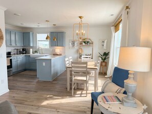 Dining - Show Me Carolina, Steps to Beach, Pet Friendl (Topsail Beach)