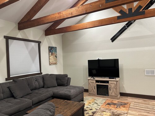 Cozy 2-bedroom cabin with AC in nice Arvada neighborhood close to olde town!