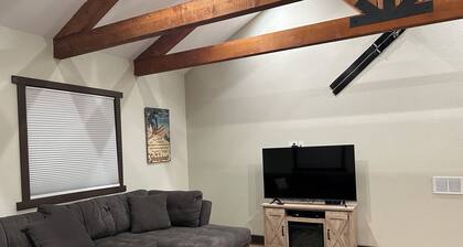 Cozy 2-bedroom cabin with AC in nice Arvada neighborhood close to olde town!