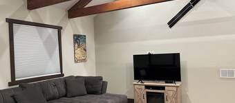 Cozy 2-bedroom cabin with AC in nice Arvada neighborhood close to olde town!