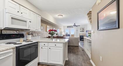 Condo with Amazing Views of Downtown Maryville and Smoky Mountains
