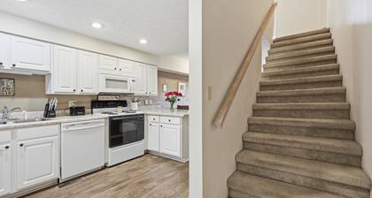 Condo with Amazing Views of Downtown Maryville and Smoky Mountains