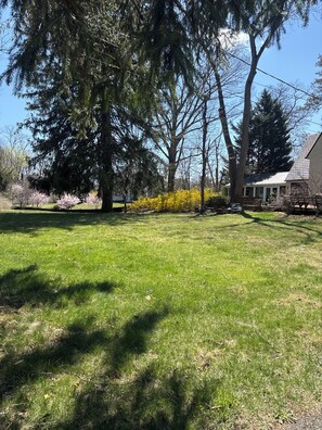 Property grounds - Terrific 4-bedroom castle with AC in Morristown RedBulls MetLife Satadium (Morristown)