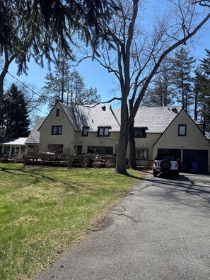 Exterior - Terrific 4-bedroom castle with AC in Morristown RedBulls MetLife Satadium (Morristown)