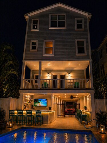 Luxury 6BR • 2-Min to Beach • Elevator •Private pool
• Free linens.  15 %off. 
