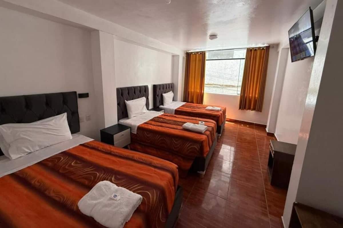 Habitación triple, balcón, vista a la colina