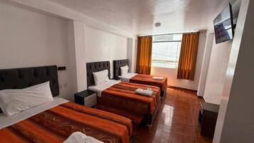 Chambre Triple, balcon, vue colline