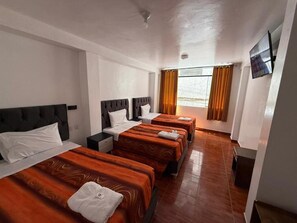 Dreibettzimmer, Balkon, Hügelblick