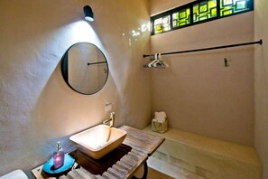 Bathroom - Casa Artista Nah: Art Oasis + Pool (Mérida)