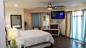 House, Multiple Beds, Pool Access (Blizzards Lighthouse) - Channelfront - Remodeled - Pool - Boatslips (Port Isabel)