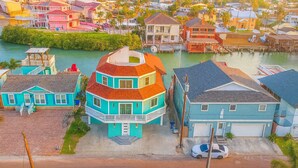 A coastal residential area with houses, a dock, and a road. - Channelfront - Remodeled - Pool - Boatslips (Port Isabel)