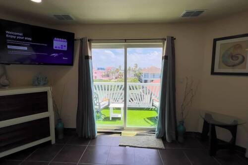 House, Multiple Beds, Pool Access (Blizzards Lighthouse) | Living area