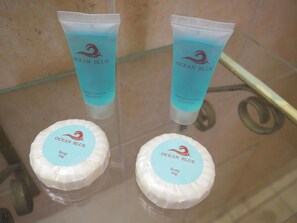 Chambre Double, accessible aux personnes à mobilité réduite, vue ville | Équipements de salle de bain