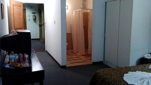 Quarto casal standard, sacada, vista para a cidade | Cofres nos quartos, cortinas blackout, ferros/tábuas de passar roupa