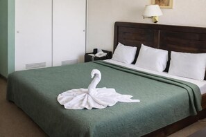 Quarto casal standard, sacada, vista para a cidade | Cofres nos quartos, cortinas blackout, ferros/tábuas de passar roupa