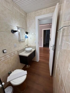 Triple Room, Balcony | Bathroom - sunset inn canasvieiras (Florianópolis)