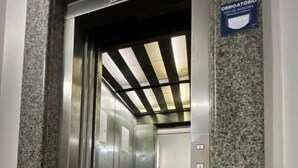 An elevator with a sign indicating it is an emergency exit. - sunset inn canasvieiras (Florianópolis)