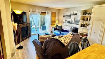 Apartment, 1 Bedroom, Accessible, Balcony | Living room