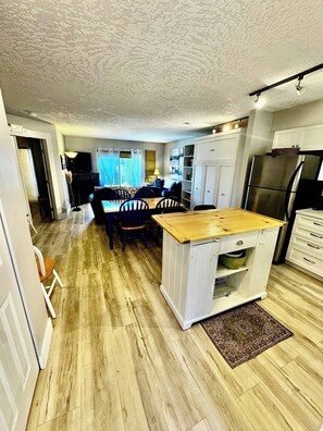 Apartment, 1 Bedroom, Accessible, Balcony | Dining - Lakefront Condo and Beach (Shawnigan Lake)
