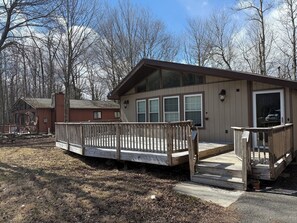 Terrace/patio - Cozy home just a minute walk from the lake! (Tobyhanna)